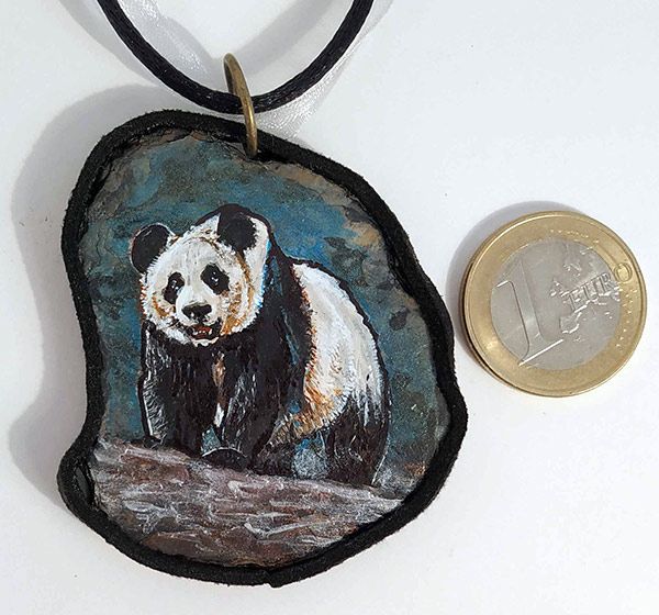 piedra pintada oso panda