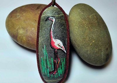Piedra pintada ave flamenco