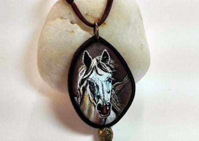 Piedra pintada caballo blanco