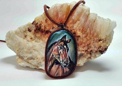 piedra pintada caballo marrón