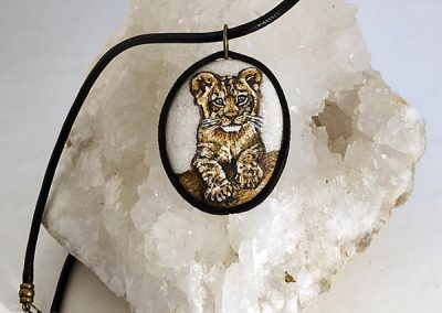 piedra pintada cachorro león