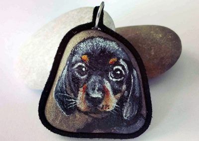 piedra pintada cachorro perro