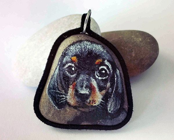 piedra pintada cachorro perro