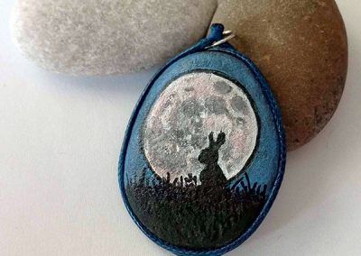 Piedra pintada conejo luna