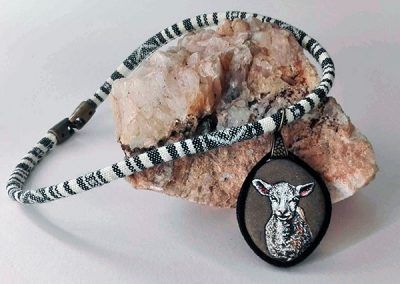 Piedra pintada oveja