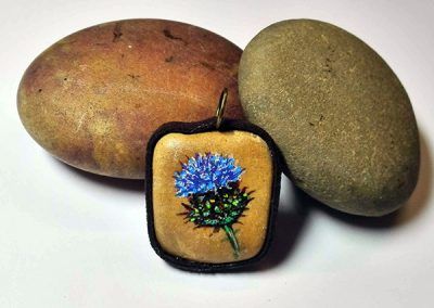 Piedra pintada flor de cardo