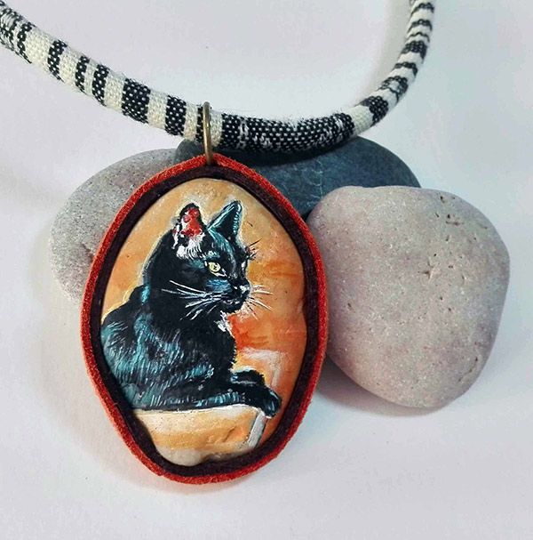 Piedra pintada gato negro