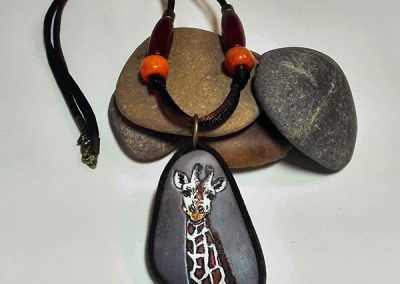 Piedra pintada jirafa