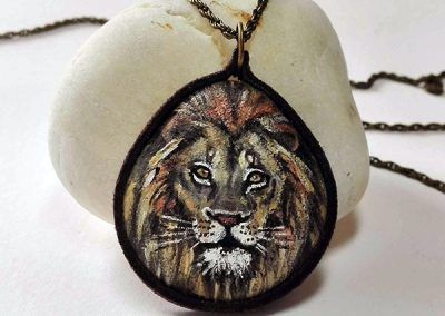 Piedra pintada león