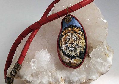 Piedra pintada león