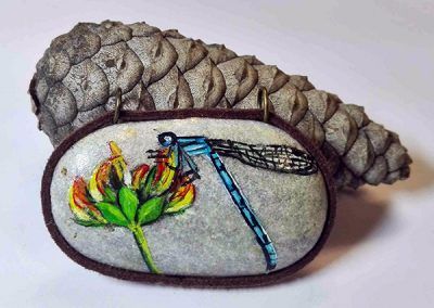 Piedra pintada libélula