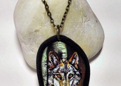 Piedra pintada lobo