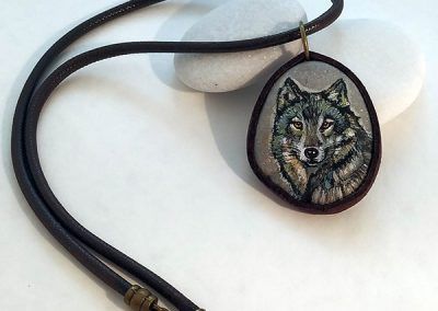 piedra pintada lobo