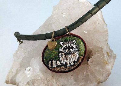 Piedra pintada mapache