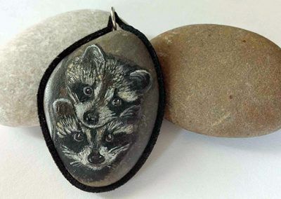 Piedra pintada mapaches