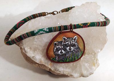 Piedra pintada mapaches