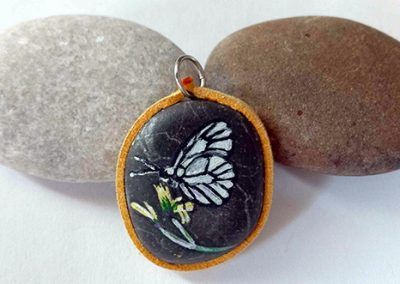 Piedra pintada mariposa