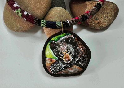 Piedra pintada oso
