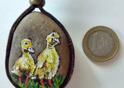 Piedra pintada patitos