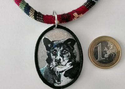 Piedra pintada perro