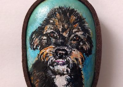 Piedra pintada perro feo