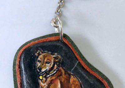 Piedra pintada perro