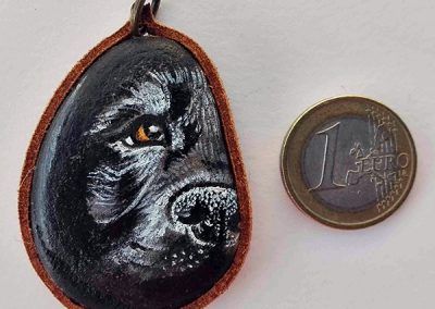 Piedra pintada perro negro