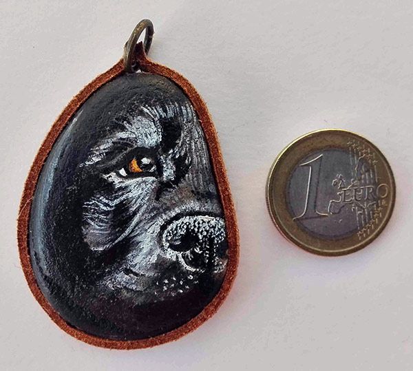 Piedra pintada perro negro