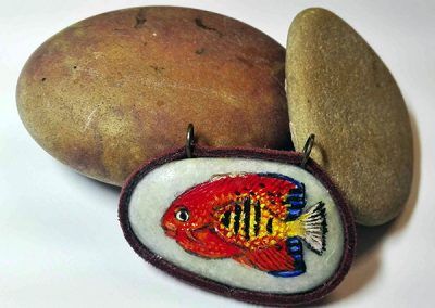 Piedra pintada pez