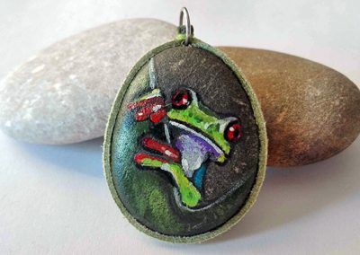 Piedra pintada rana
