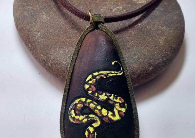 Piedra pintada serpiente