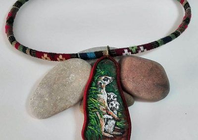 Piedra pintada familia suricatos