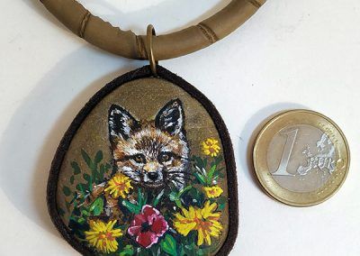 piedra pintada zorrito flores
