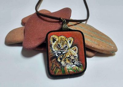 Piedra pintada cachorros leones