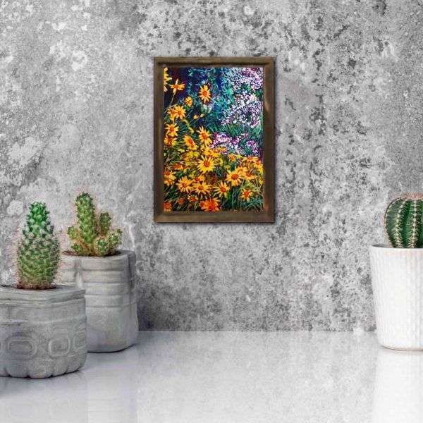 Pequeña pintura de flores coloridas en decoración de interiores.
