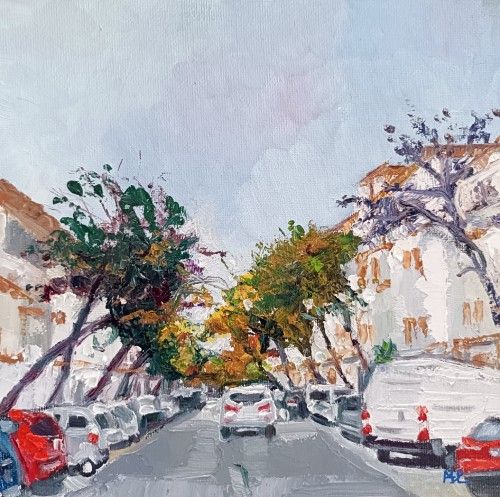 Buscando aparcamiento en Málaga, pintura de una carretera de barrio flanqueada por coches aparcados, edificios, árboles doblados y un coche circulando que se aleja, óleo sobre lienzo 20x20 cm