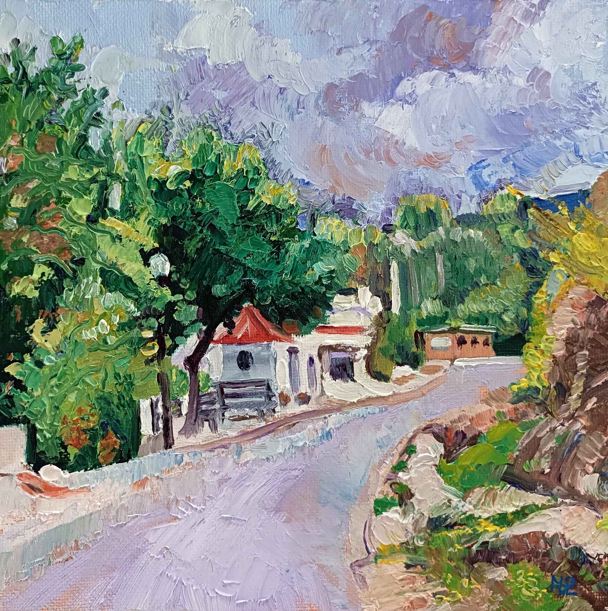 Carretera de sierra, paisaje de una carretera en tonos lilas y azules con roca y vegetación a la derecha, edificación baja indefinida a la izquierda y otra edificación en tono albero al fondo, rodeadas de árboles y matorrales, cielo nuboso luminoso, óleo 20x20 cm