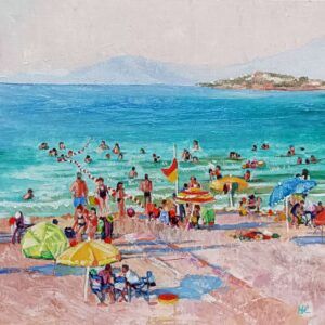 Día de playa, paisaje de una playa con muchas personas disfrutando del sol, sombrillas de colores, sillas de playa, gente en la orilla y bañándose en aguas azules y verdosas, horizonte con costa edificada, vegetación y montaña difuminada, óleo al agua 30x30 cm