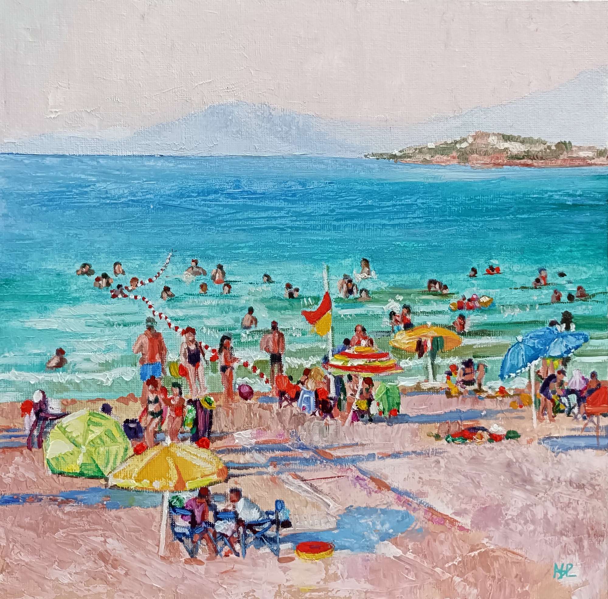 Día de playa, paisaje de una playa con muchas personas disfrutando del sol, sombrillas de colores, sillas de playa, gente en la orilla y bañándose en aguas azules y verdosas, horizonte con costa edificada, vegetación y montaña difuminada, óleo al agua 30x30 cm