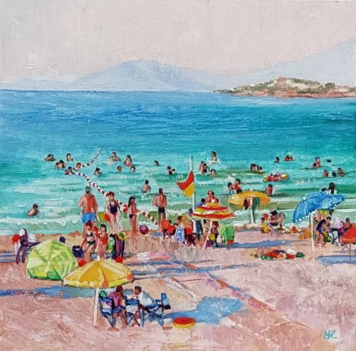 Día de playa, paisaje de una playa con muchas personas disfrutando del sol, sombrillas de colores, sillas de playa, gente en la orilla y bañándose en aguas azules y verdosas, horizonte con costa edificada, vegetación y montaña difuminada, óleo al agua 30x30 cm