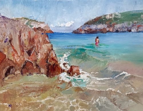 El bañador fucsia, paisaje de playa asturiana con orilla de arena terrosa, rocas rompiendo olas, montañas rocosas con vegetación, mar en tonos ocre, rosa, verde esmeralda, turquesa y azul, muchacho de bañador fucsia avanzando, cielo azul con nube blanca, óleo al agua 23x30 cm