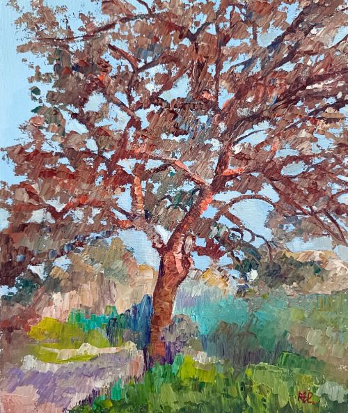 El centinela ocre, pintura de un árbol con tronco y hojas en tonos marrones y ocres en el centro de la obra sobre vegetación de monte en verdes turquesas azules y violetas con cielo azul despejado, óleo al agua 20x24 cm