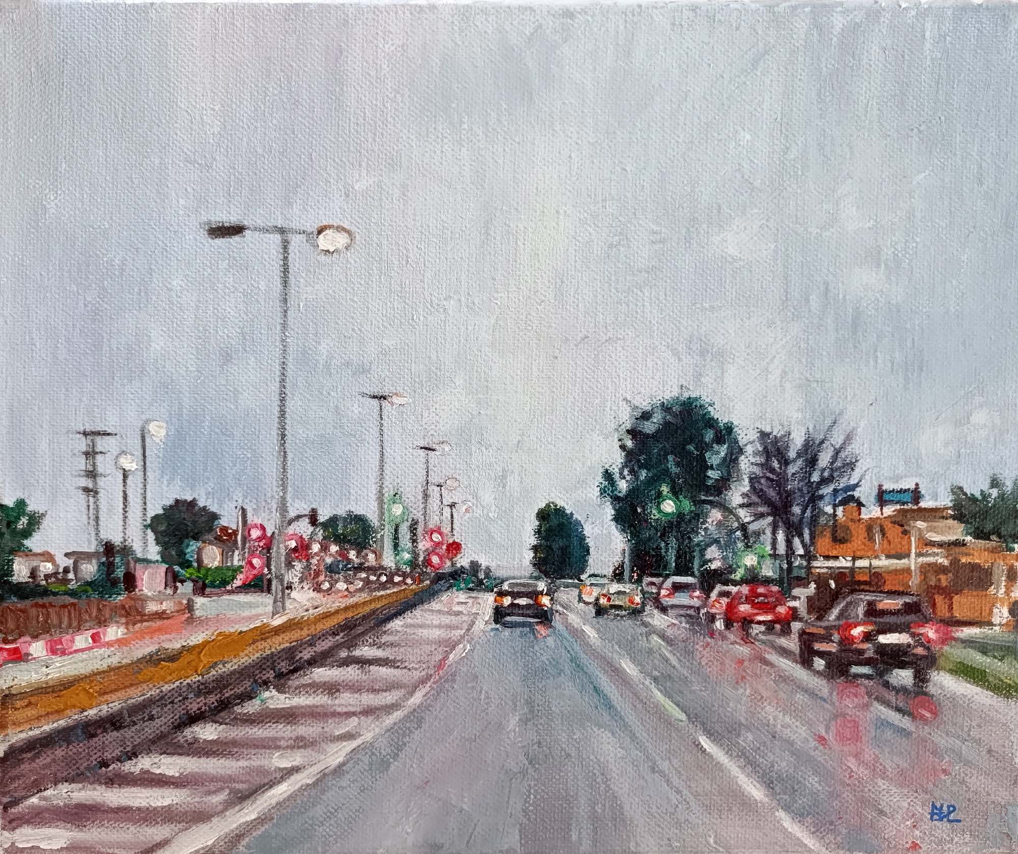El cruce antes de casa, paisaje en acrílico de una carretera a las afueras de la ciudad con varios coches detenidos en un semáforo en rojo, restaurante de carretera y árboles a la derecha, farolas y casitas con arboleda a la izquierda, día lluvioso sin llover en el momento, 25x30 cm en lienzo sobre bastidor