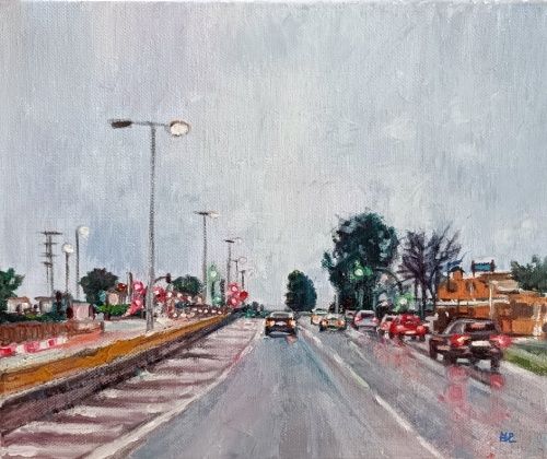 El cruce antes de casa, paisaje en acrílico de una carretera a las afueras de la ciudad con varios coches detenidos en un semáforo en rojo, restaurante de carretera y árboles a la derecha, farolas y casitas con arboleda a la izquierda, día lluvioso sin llover en el momento, 25x30 cm en lienzo sobre bastidor