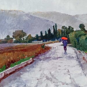 El paraguas rojo, paisaje de un camino con sembrado a la izquierda y setos cuidados a la derecha, horizonte de cipreses y montañas, hombre caminando con paraguas rojo bajo la llovizna, óleo sobre lienzo 25.5x20 cm