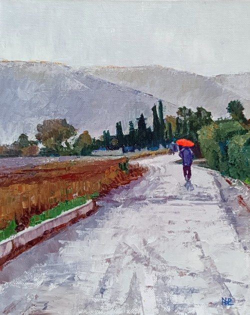 El paraguas rojo, paisaje de un camino con sembrado a la izquierda y setos cuidados a la derecha, horizonte de cipreses y montañas, hombre caminando con paraguas rojo bajo la llovizna, óleo sobre lienzo 25.5x20 cm