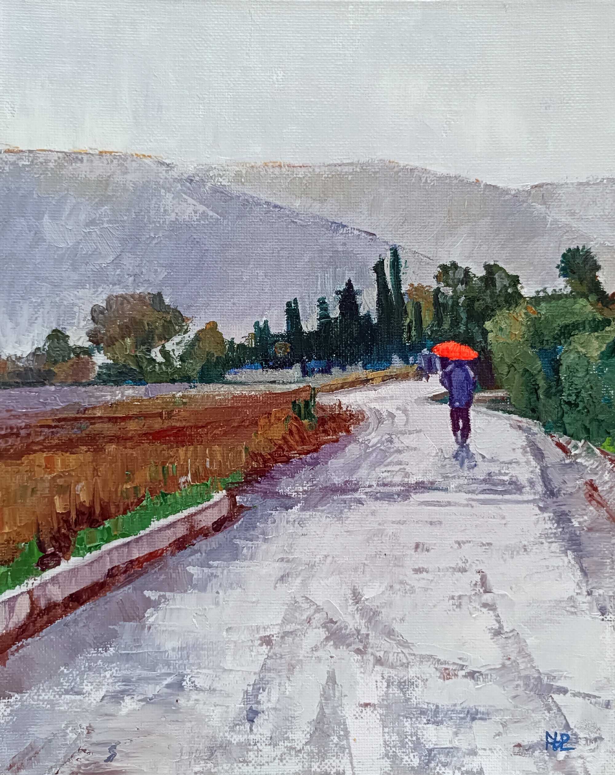 El paraguas rojo, paisaje de un camino con sembrado a la izquierda y setos cuidados a la derecha, horizonte de cipreses y montañas, hombre caminando con paraguas rojo bajo la llovizna, óleo sobre lienzo 25.5x20 cm