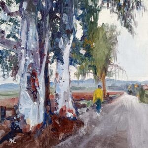 El paseo entre eucaliptos, paisaje de un camino con urbanización a la derecha y sembrado de tierra a la izquierda, dos eucaliptos en primer plano y una persona con jersey amarillo caminando, óleo sobre lienzo 20x20 cm