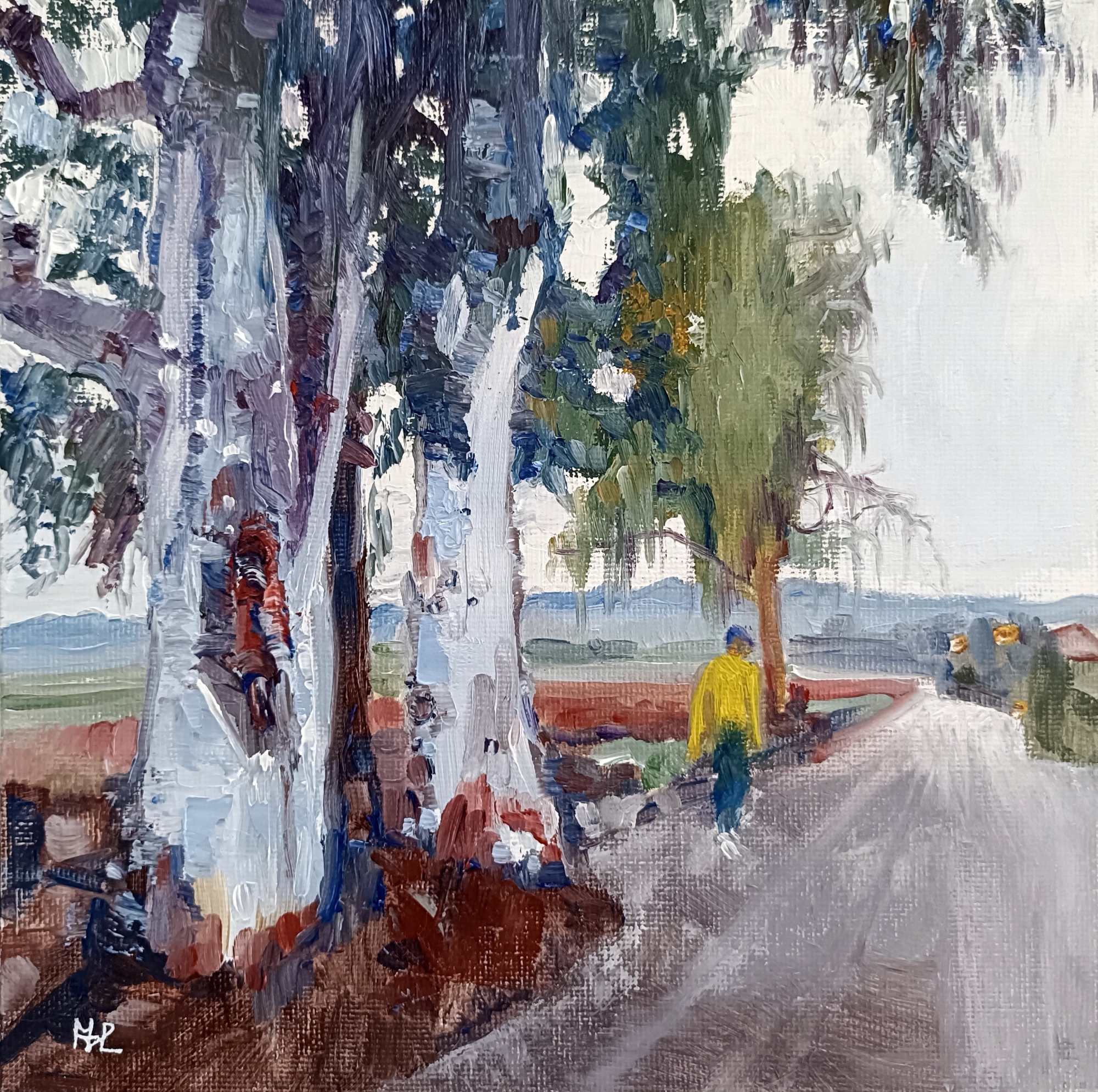El paseo entre eucaliptos, paisaje de un camino con urbanización a la derecha y sembrado de tierra a la izquierda, dos eucaliptos en primer plano y una persona con jersey amarillo caminando, óleo sobre lienzo 20x20 cm
