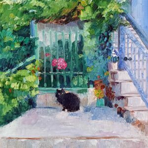 El vigilante del jardín, pintura de un gato negro de ojos amarillos sentado en un escalón amplio junto a una verja verde rodeada de vegetación y flores, con una escalinata de barandilla azul claro al fondo, óleo al agua 25x20 cm